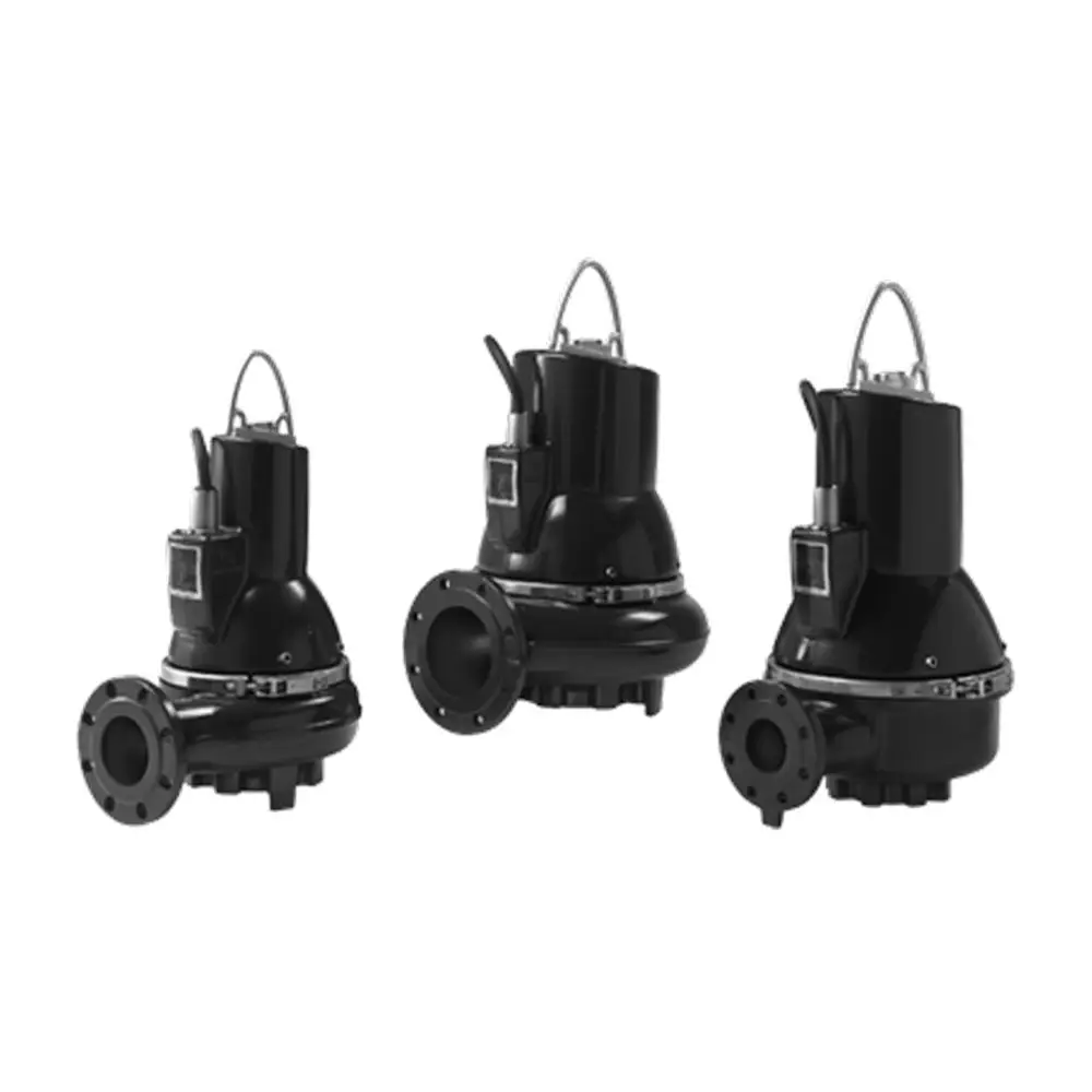 Drei schwarze Tauchmotorpumpen von Grundfos, jeweils mit unterschiedlichem Durchmesser am Auslassflansch, stehend auf einem hellen Hintergrund.
